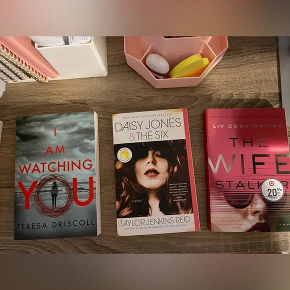 ASSORTER BUNDLE OF 6 BOOKS - Picture 6 of 7